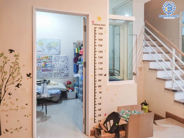 *****ทาวน์เฮ้าส์มือสองย่านนนทบุรี ม.โกลเด้นทาวน์ วงศ์สว่าง-รัชดา หลังมุม! เนื้อที่เกือบ 17 ตร.ว. ฟังก์ชัน 3 ห้องนอน 2 ห้องน้ำ บนทำเลเดินทางสะดวกมาก เพียง 7 นาทีก็ถึงรถไฟฟ้าสายสีม่วง "สถานีแยกติวานนท์" และใกล้ทางด่วน "พระราม7" ในราคาสุดคุ้ม